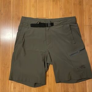 Men’s 34 The North Face lightweight cargo shorts dark khaki. Belted